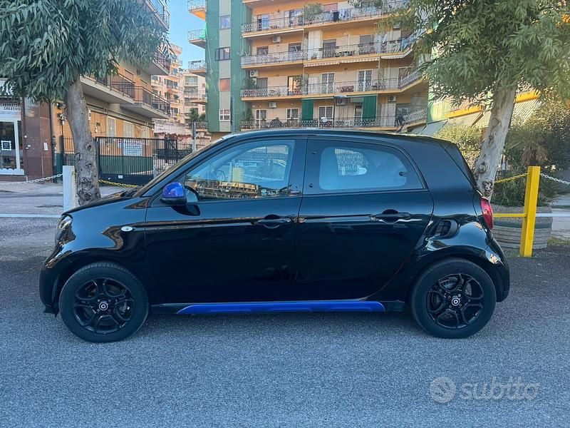 Begagnad Smart ForFour 60 kW (82 HK) 2019 Svart Halvkombi