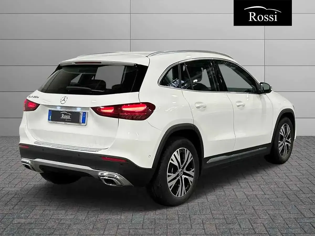 Usata Mercedes GLA180 Advanced 116 CV (85 kW) 2024 Grigio montagna SUV