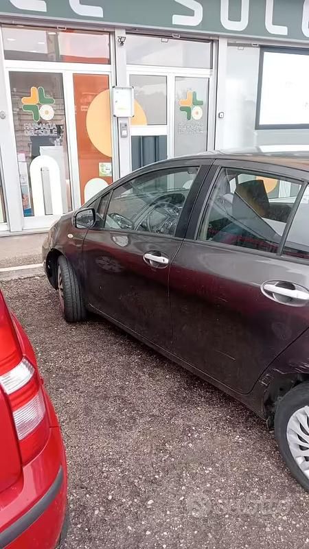 Begagnad Toyota Yaris 100 HK (73 kW) 2010 Grå Halvkombi