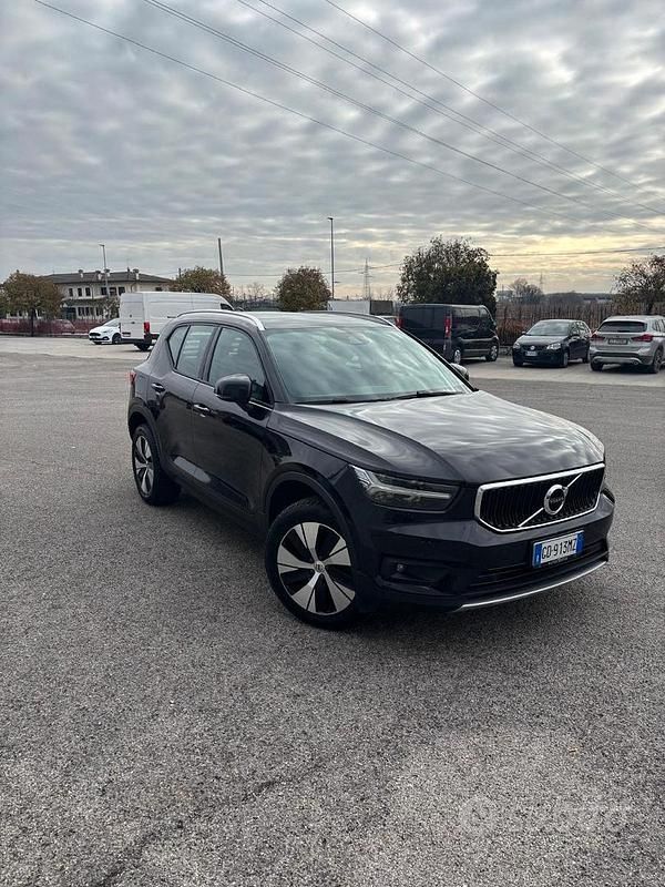 Usata Volvo XC40 Momentum 129 CV (94 kW) 2021 Nero SUV