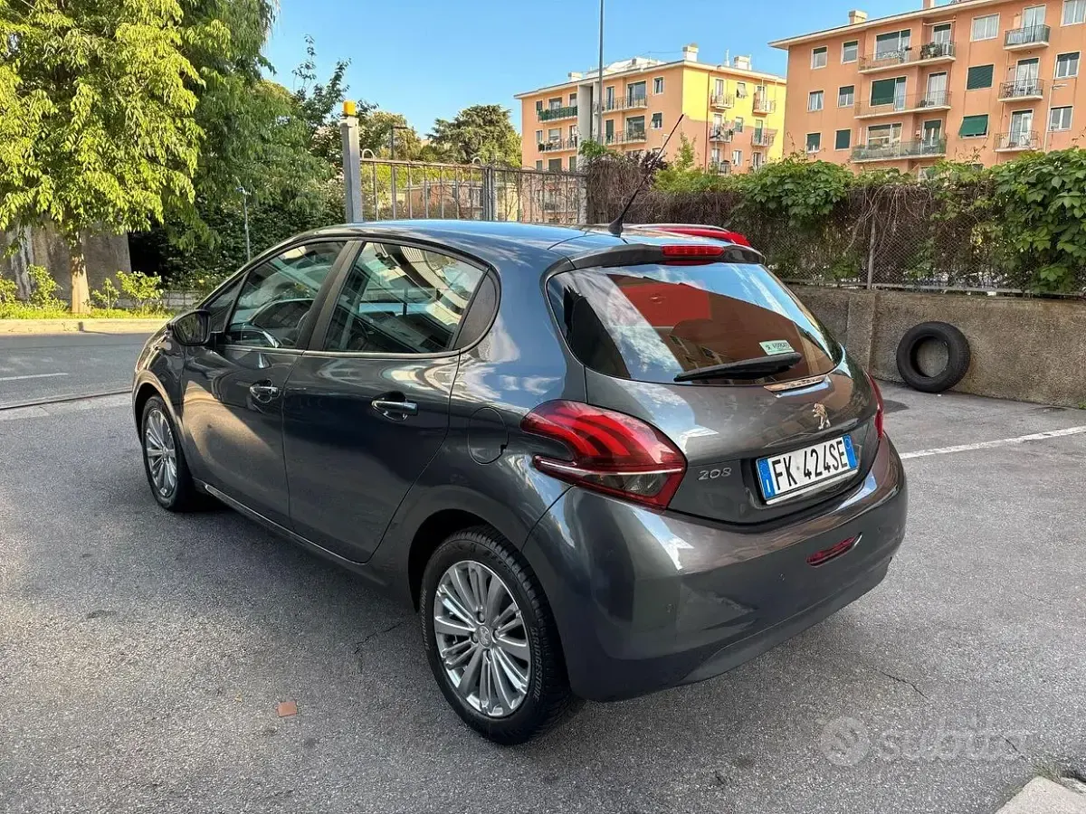 Usata Peugeot 208 Active 75 CV (55 kW) 2017 Gray Utilitaria