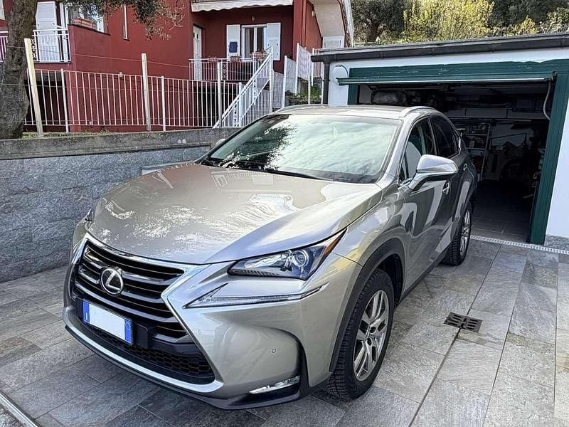 Usata Lexus NX300h Executive Line 155 CV (114 kW) 2017 Argento SUV