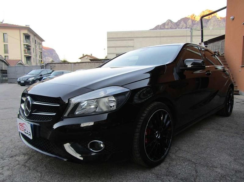 Nero metallizzato Usata 2015 Mercedes A180 Premium Tre volumi | 11.999 € (Buon prezzo) - Immagine 1/4