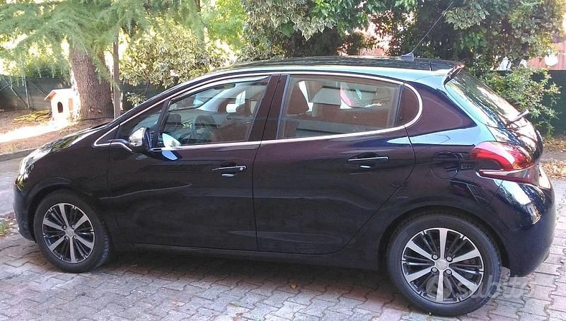 Usata Peugeot 208 Allure 100 CV (73 kW) 2016 Blu Utilitaria