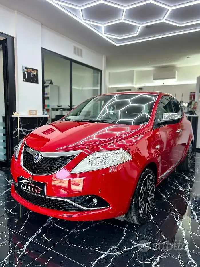 Usata Lancia Ypsilon Gold 69 CV (50 kW) 2018 Rosso Utilitaria