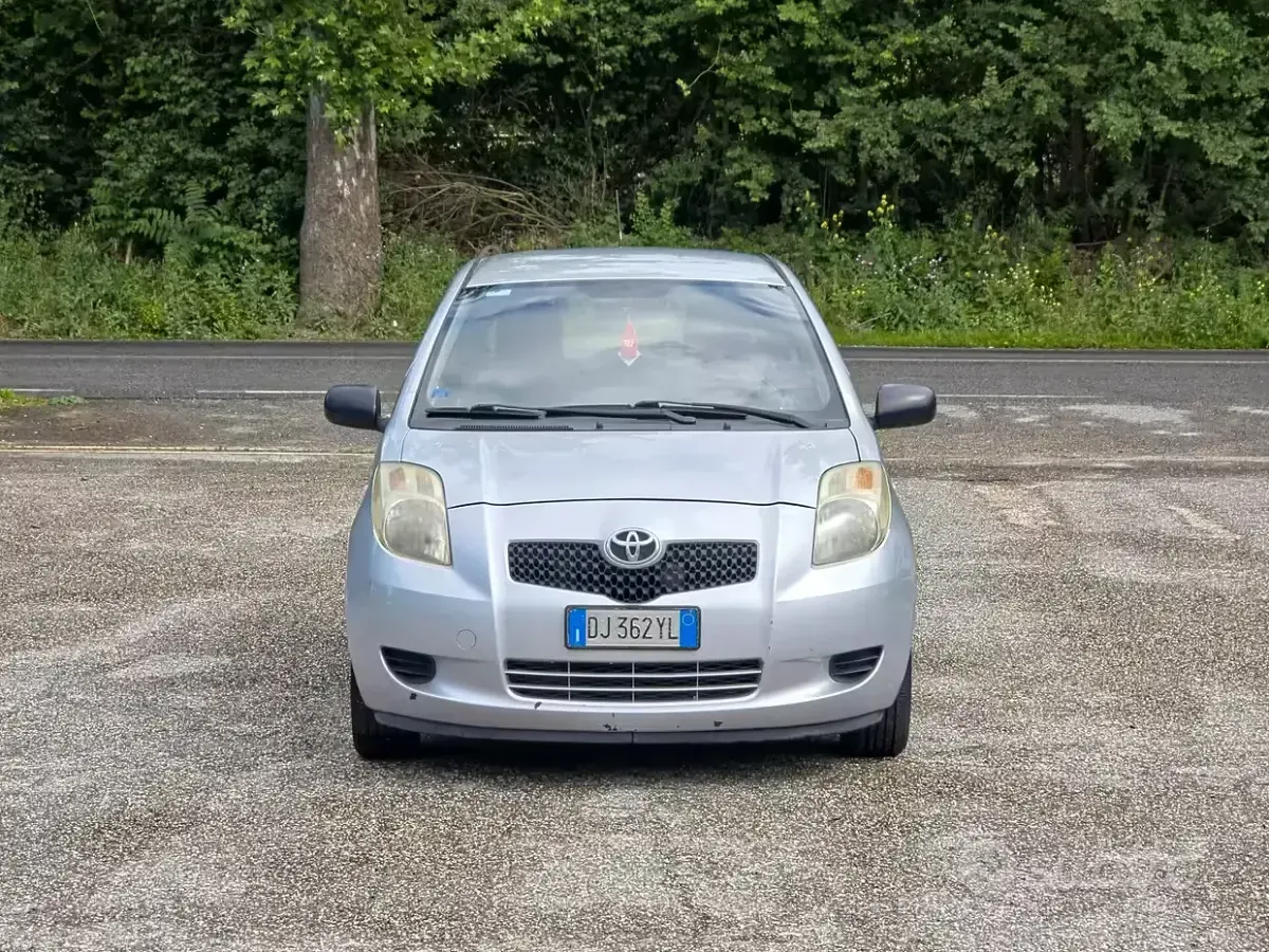 Usata Toyota Yaris Sol 69 CV (50 kW) 2007 Grigio Utilitaria