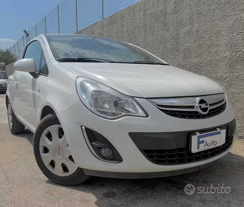 Usata Opel Corsa 75 CV (55 kW) 2011 Bianco Utilitaria