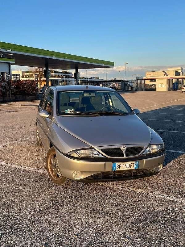 Usata Lancia Ypsilon 86 CV (63 kW) 2001 Argento Utilitaria
