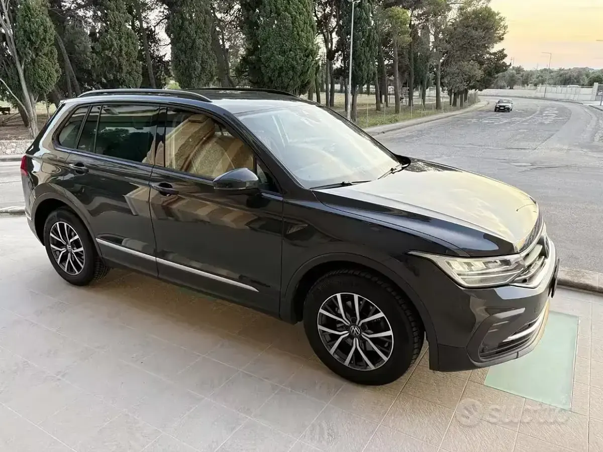 Usata VW Tiguan Life 150 CV (110 kW) 2023 Grigio scuro SUV
