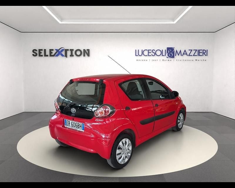 Usata Toyota Aygo Connect Style 67 CV (49 kW) 2013 Rosso Utilitaria