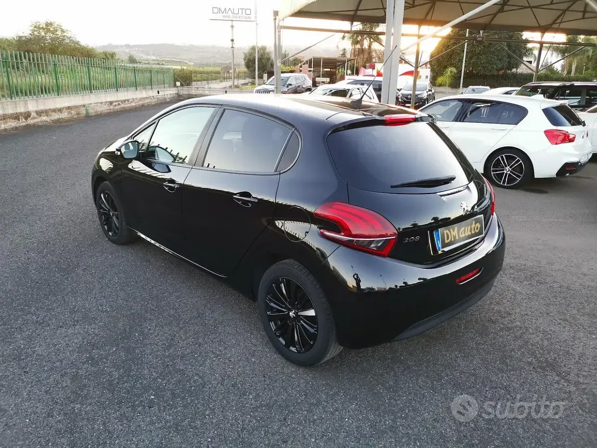 Usata Peugeot 208 75 CV (55 kW) 2018 Nero Utilitaria