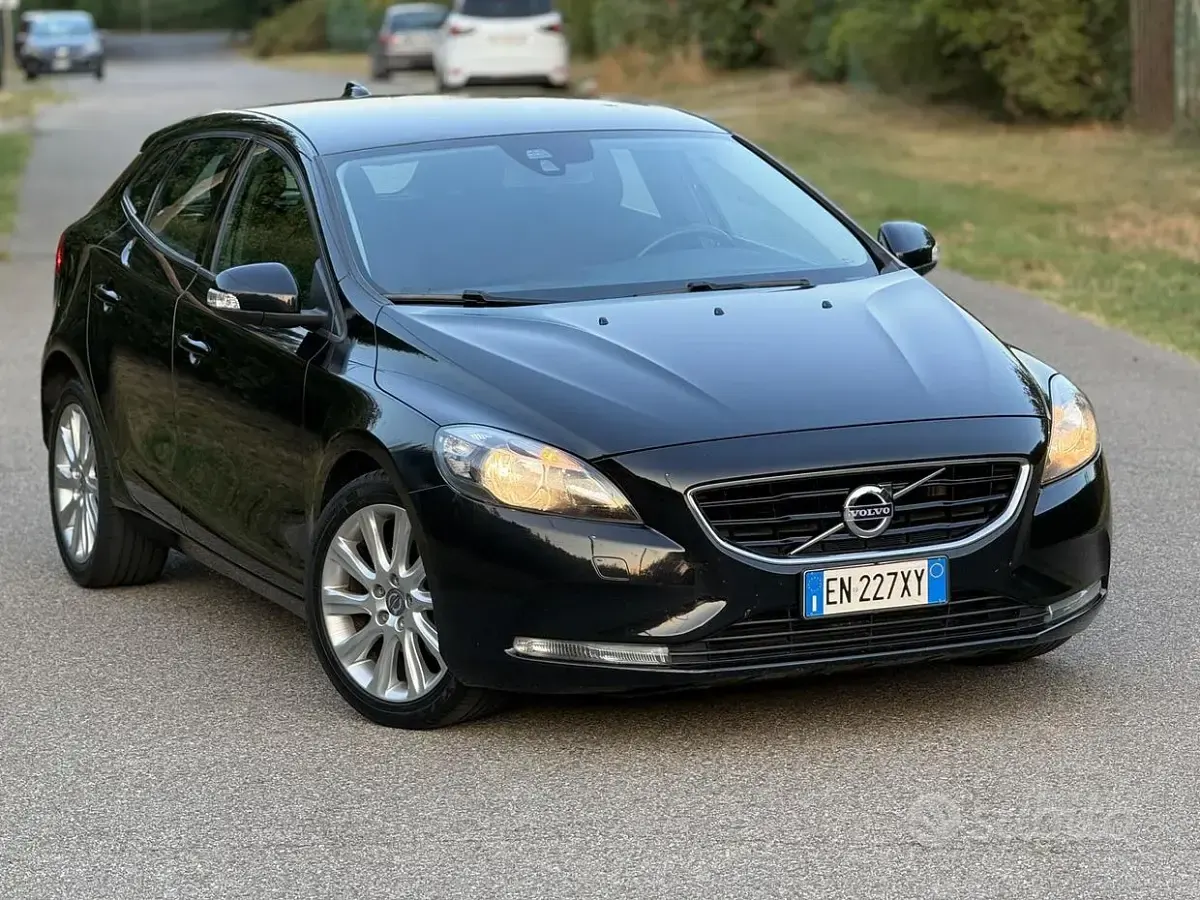 Usata Volvo V40 115 CV (84 kW) 2012 Nero Utilitaria