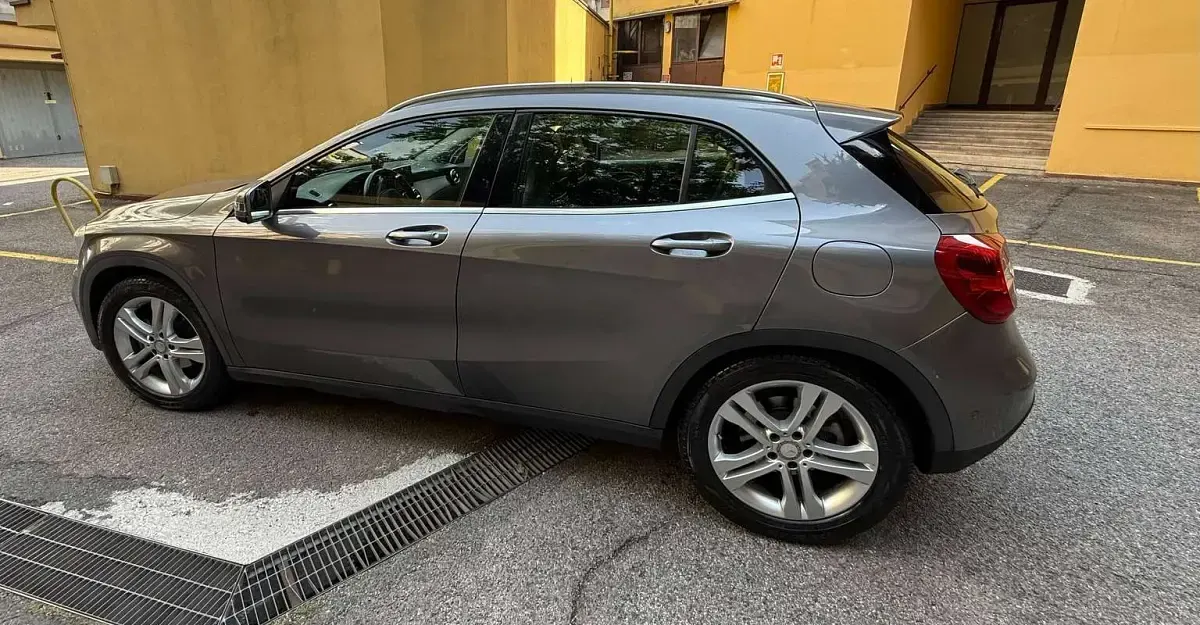 Usata Mercedes GLA200 156 CV (114 kW) 2014 Grigio SUV