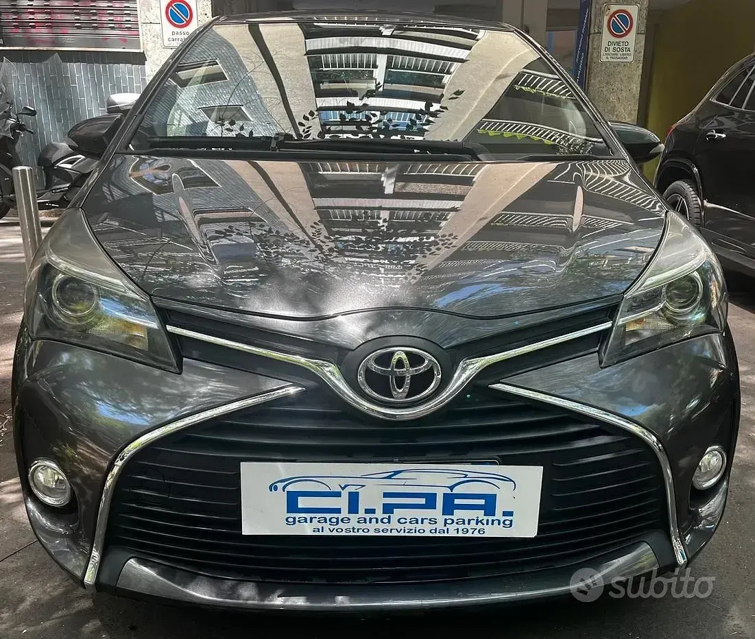 Usata Toyota Yaris Lounge 69 CV (50 kW) 2017 Grigio Berlina