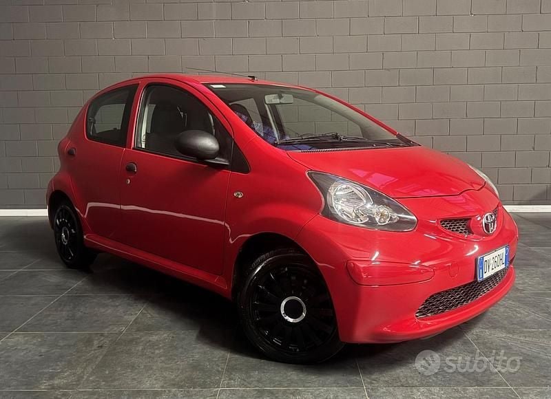 Usata Toyota Aygo 67 CV (49 kW) 2008 Rosso Utilitaria