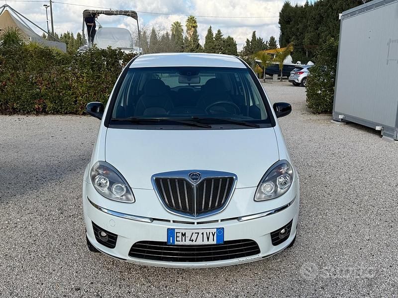 Usata Lancia Musa Gold 77 CV (56 kW) 2012 Bianco Monovolume