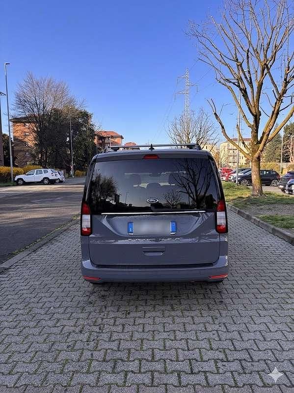 Usata Ford Tourneo Titanium 122 CV (89 kW) 2023 Grigio Furgone