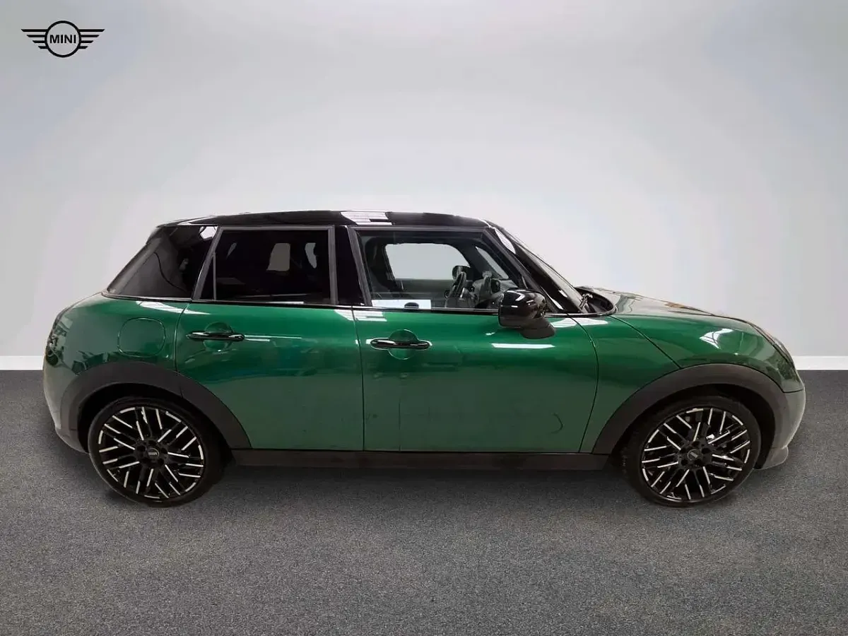 Usata Mini Cooper Favoured 204 CV (150 kW) 2024 Verde Utilitaria