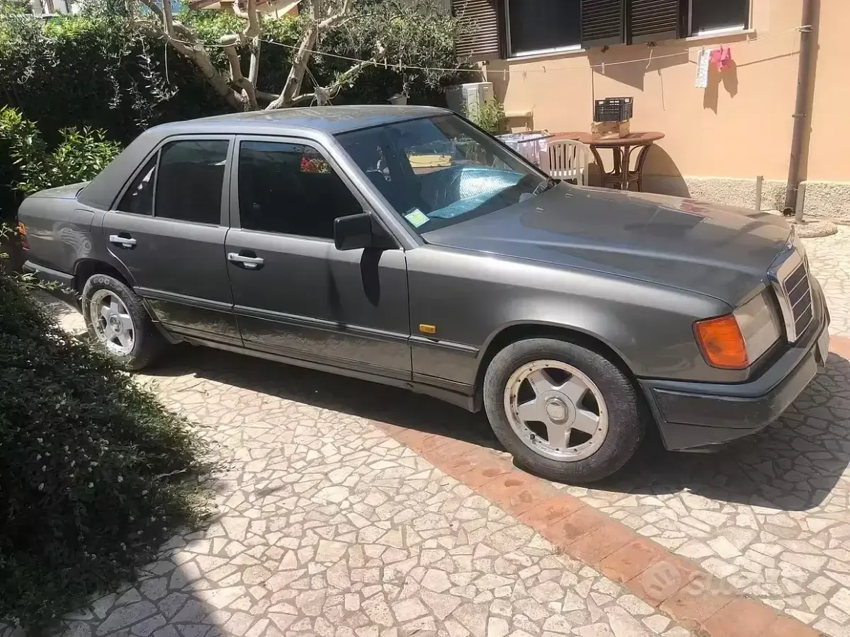 Usata Mercedes 250 90 CV (66 kW) 1987 Grigio Berlina