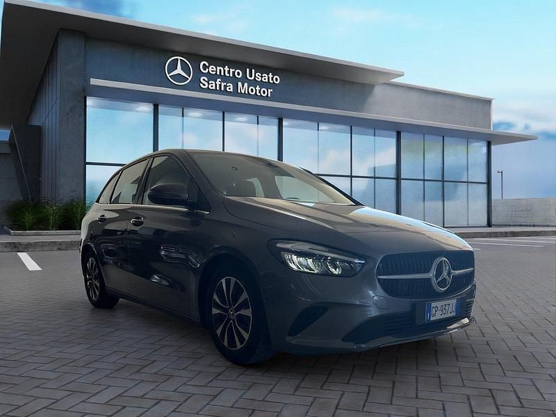 Usata Mercedes B180 Advanced 116 CV (85 kW) 2023 Grigio montagna ; Utilitaria