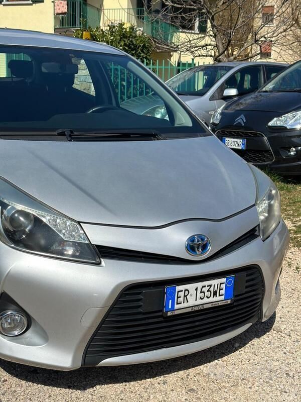 Usata Toyota Yaris Hybrid Lounge 75 CV (55 kW) 2013 Argento Berlina