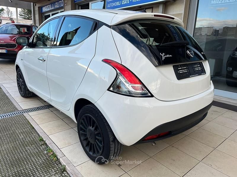 Usata Lancia Ypsilon 69 CV (50 kW) 2022 Bianco Utilitaria