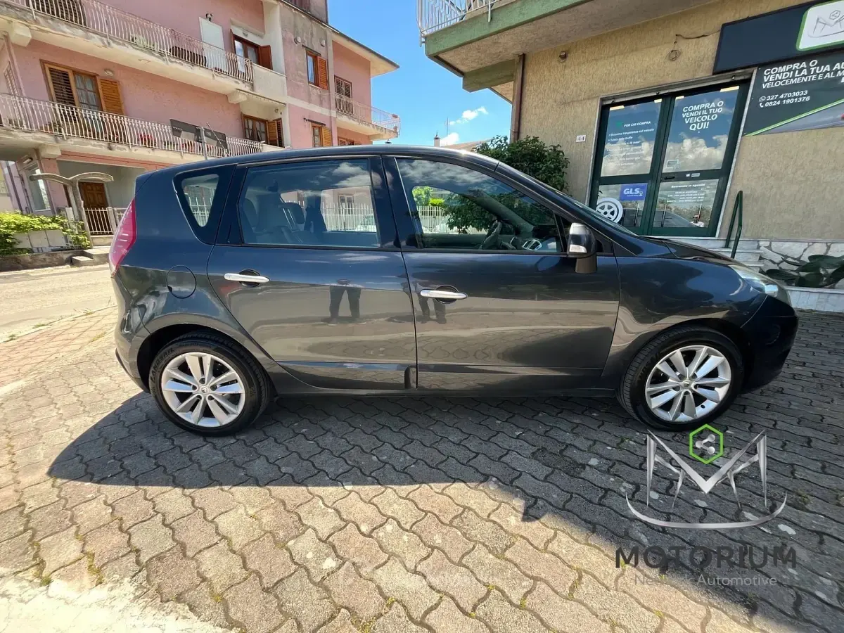 Usata Renault Scénic Dynamique 131 CV (96 kW) 2010 Gray Monovolume