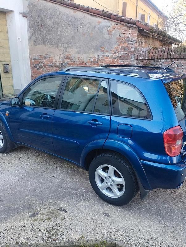 Usata Toyota RAV4 2001 Blu SUV