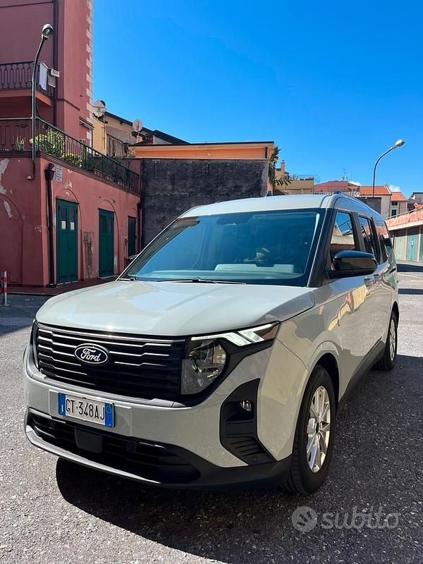Begagnad Ford Tourneo Courier 125 HK (91 kW) 2024 Grå Minibuss