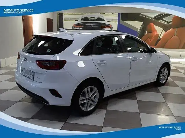 Usata Kia Ceed 140 CV (102 kW) 2021 Bianco Utilitaria
