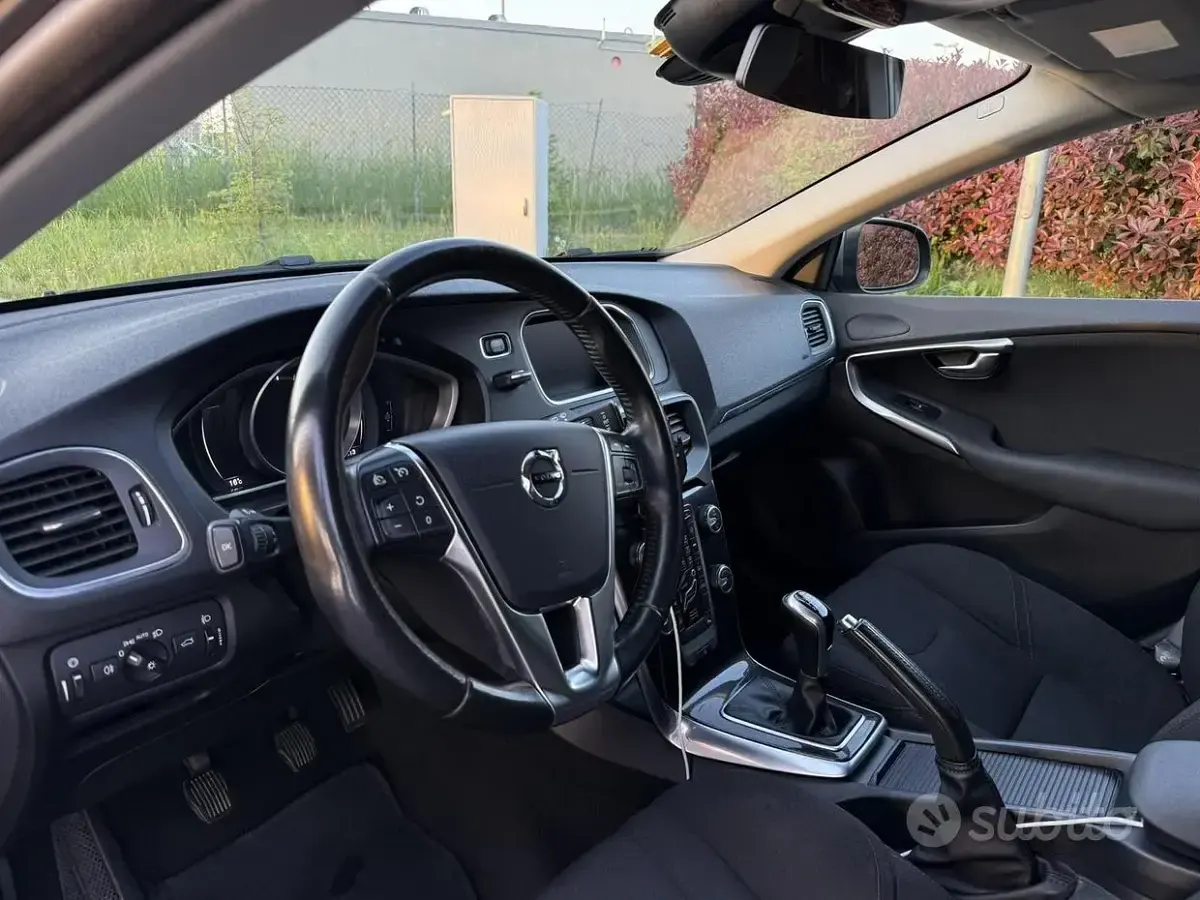 Usata Volvo V40 Business Edition 120 CV (88 kW) 2017 Grigio Berlina