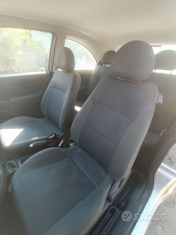 Usata Opel Corsa 58 CV (42 kW) 2002 Grigio Utilitaria