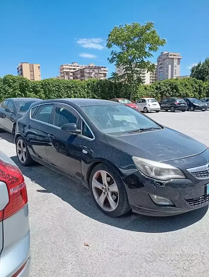 Usata Opel Astra 125 CV (91 kW) 2011 Berlina