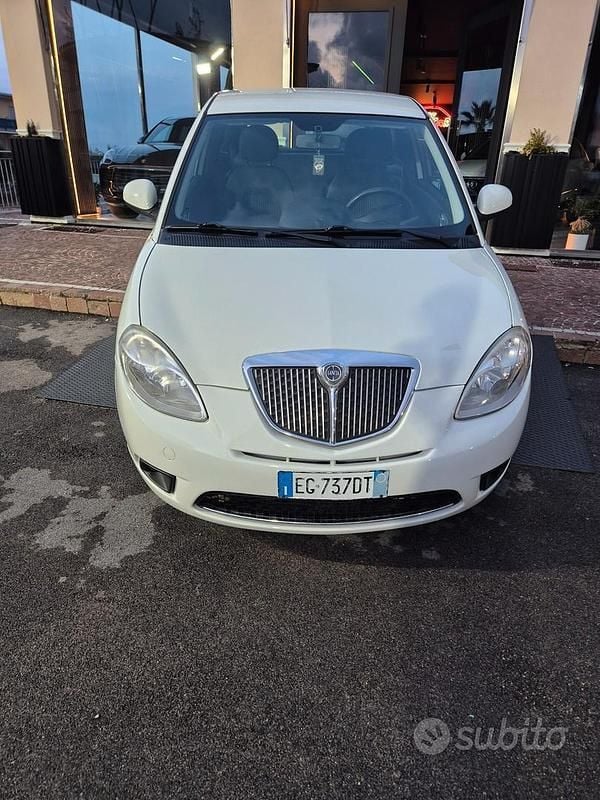 Usata Lancia Ypsilon 75 CV (55 kW) 2011 Bianco Utilitaria