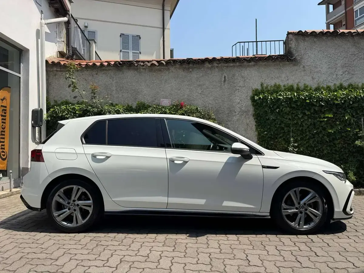 Usata VW Golf VIII R-line 150 CV (110 kW) 2022 Bianco Berlina