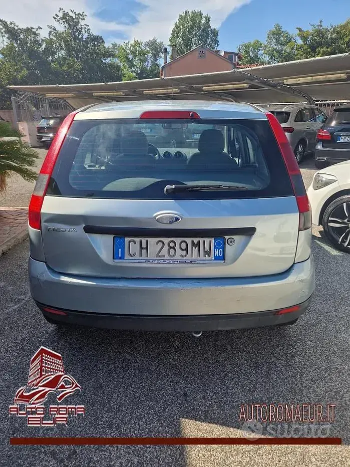 Usata Ford Fiesta Ambiente 75 CV (55 kW) 2003 Grigio Utilitaria