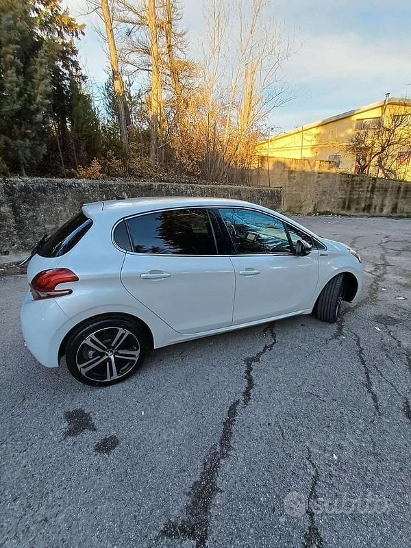 Usata Peugeot 208 GT-line 102 CV (75 kW) 2019 Bianco Utilitaria