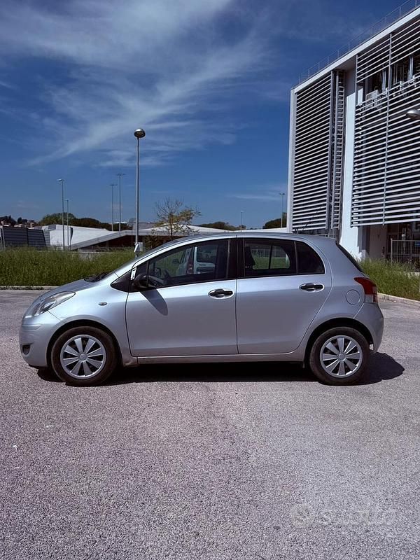 Usata Toyota Yaris 90 CV (66 kW) 2010 Grigio Utilitaria