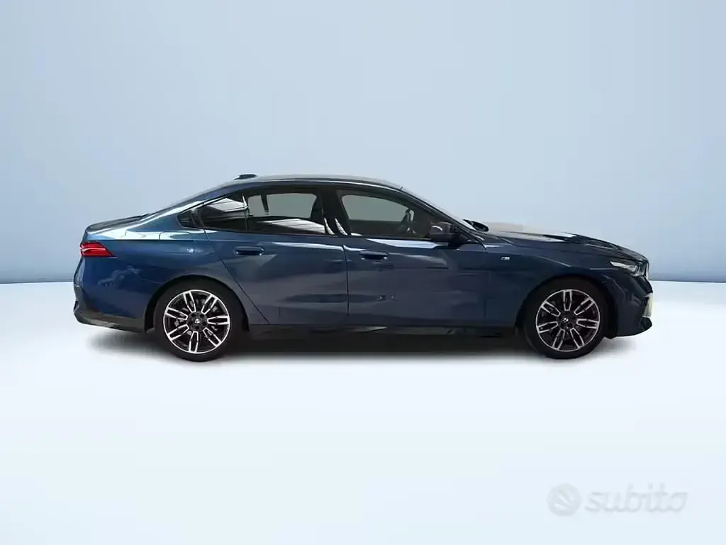 Usata BMW 520 M Sport 197 CV (144 kW) 2024 Blu metallizzato Berlina