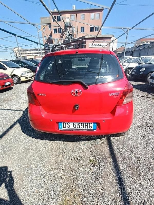 Usata Toyota Yaris Sol 69 CV (50 kW) 2008 Rosso Utilitaria