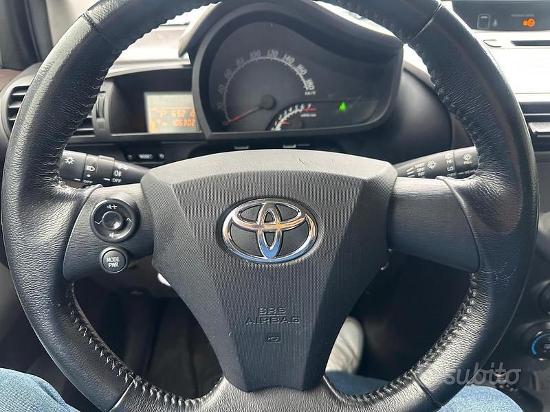 Usata Toyota iQ 68 CV (50 kW) 2009 Grigio Utilitaria