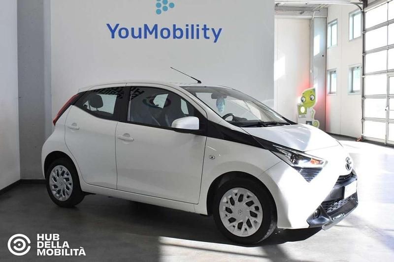 Usata Toyota Aygo Connect Style 72 CV (52 kW) 2021 Bianco Utilitaria