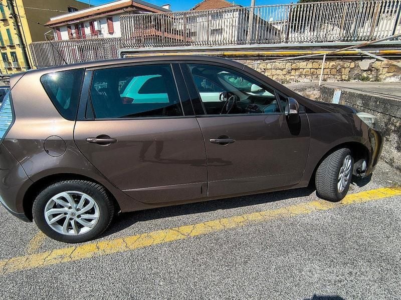 Usata Renault Scénic III XMOD 110 CV (80 kW) 2014 Marrone Monovolume