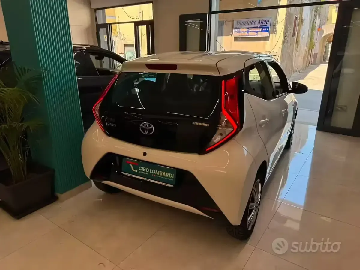 Usata Toyota Aygo Connect Style 72 CV (52 kW) 2021 Bianco Utilitaria