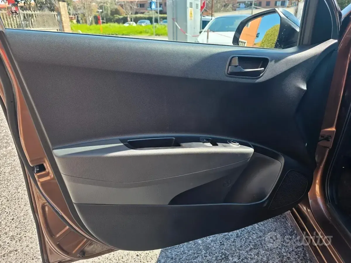 Usata Hyundai i10 65 CV (47 kW) 2019 Marrone Utilitaria