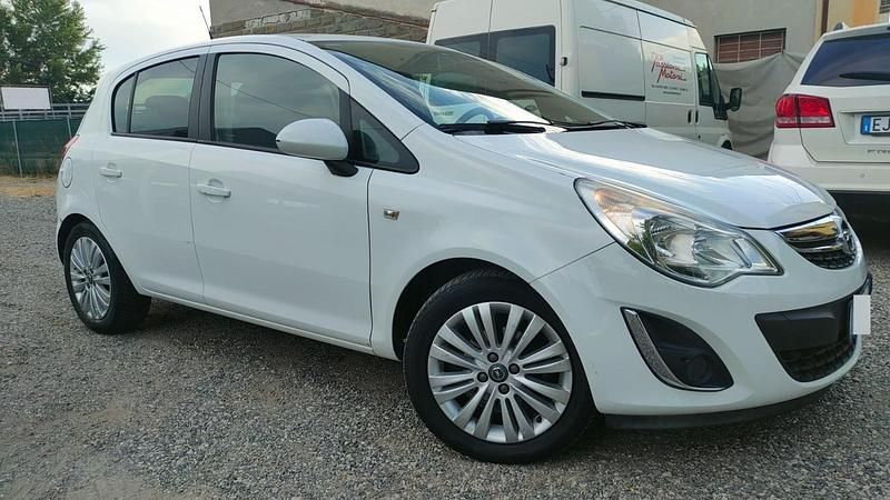 Usata Opel Corsa Cosmo 95 CV (69 kW) 2011 Bianco Utilitaria