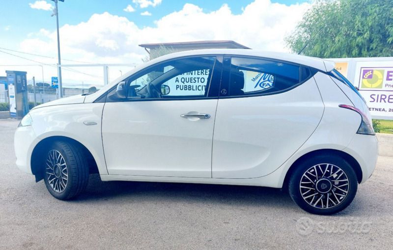 Usata Lancia Ypsilon 69 CV (50 kW) 2015 Bianco Utilitaria