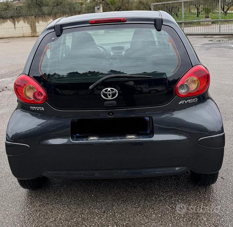 Usata Toyota Aygo 67 CV (49 kW) 2008 Grigio Utilitaria