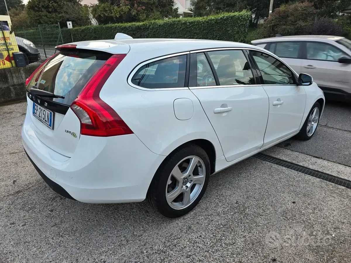 Usata Volvo V60 Summum 115 CV (84 kW) 2012 Bianco Station wagon
