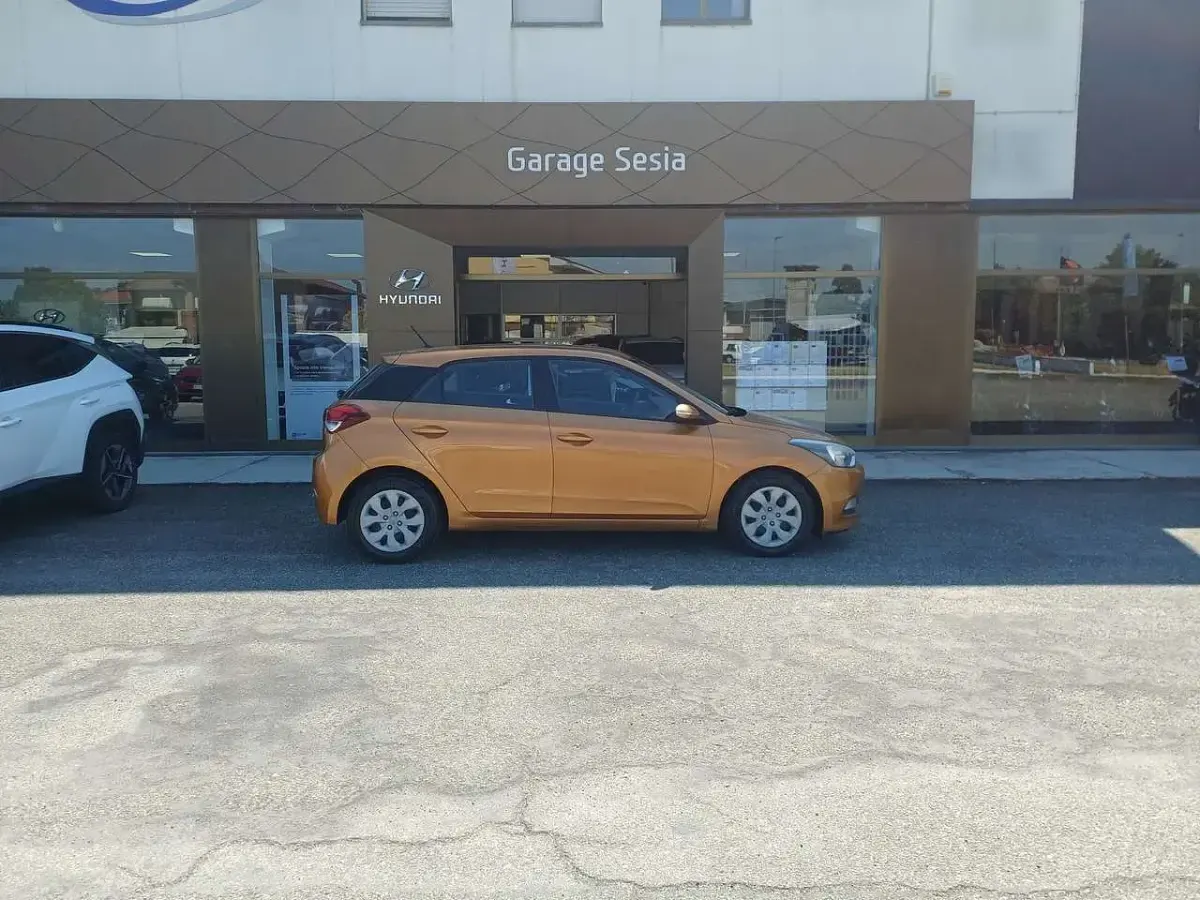 Usata Hyundai i20 Classic 75 CV (55 kW) 2016 Giallo Berlina